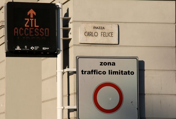 Roma Lotta Alla Ztl Fascia Verde Nuova Segnaletica Gi Imbrattata