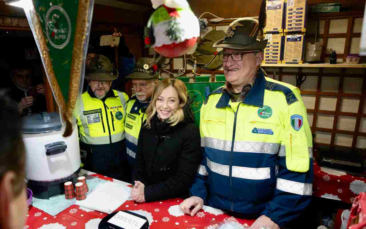 Asti Meloni Passeggia Tra La Folla Ai Mercatini Di Natale Roma