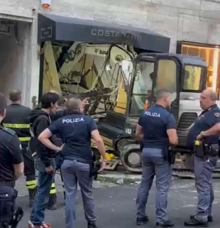 L'ingresso della gioielleria Costantini sfondato da un bobcat