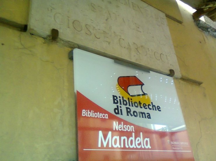 Biblioteca Nelson Mandela (foto tratta dal profilo Facebook di Fabio Rampelli)