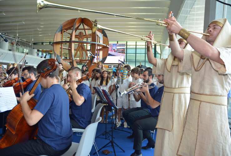 Festa della musica Un coro di cento ragazzi ha eseguito brani dall'Aida di Giuseppe Verdi negli spazi messi a disposizione dall'aeroporto di Roma Leonardo da VInci - roma.cronacalive.it (foto Ansa)