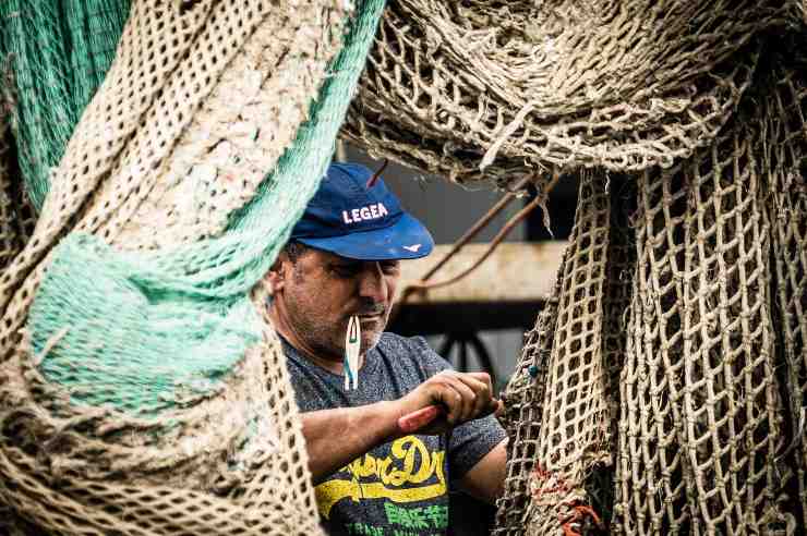 pescatori fiumicino protesta pesca a strascico