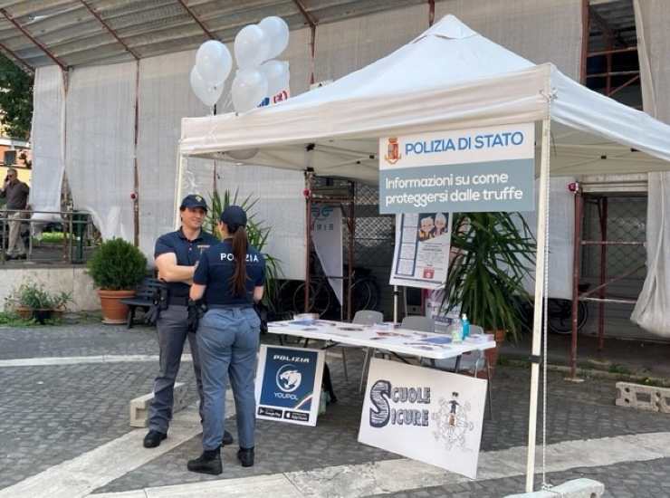 Team di Comunità stand Polizia di Stato