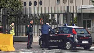 Carabinieri e Polizia Locale davanti allo stabilimento Esselunga (Immagine di repertorio)