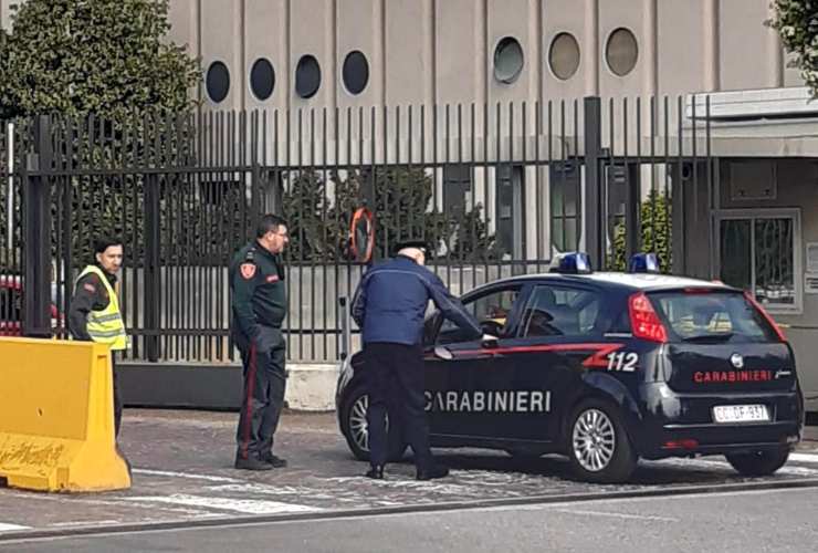 Carabinieri e Polizia Locale davanti allo stabilimento Esselunga (Immagine di repertorio)