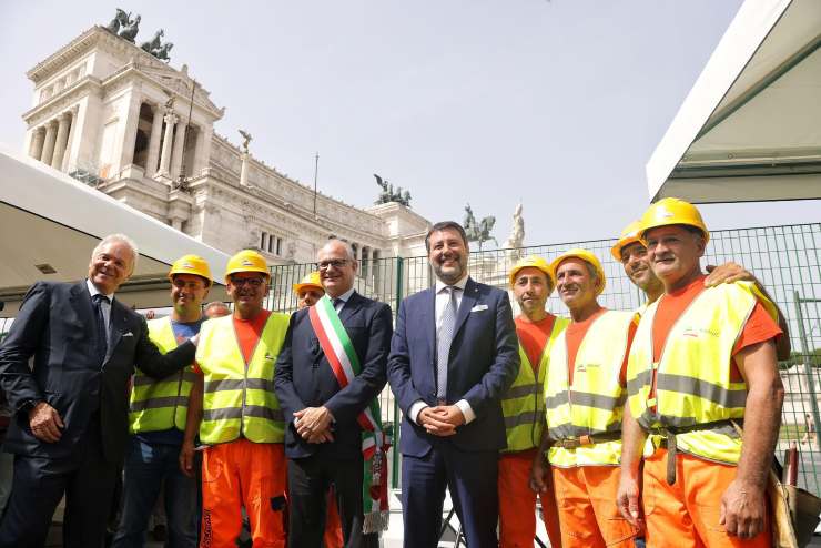 Il sindaco Roberto Gualtieri con il ministro delle Infrastrutture Matteo Salvini e l'assessore comunale alla Mobilità Eugenio Patate