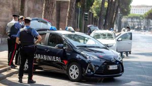 Mamma e figlia contromano