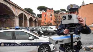 La polizia municipale di Roma Capitale esegue i controlli della velocità con autovelox (Immagine di repertorio)