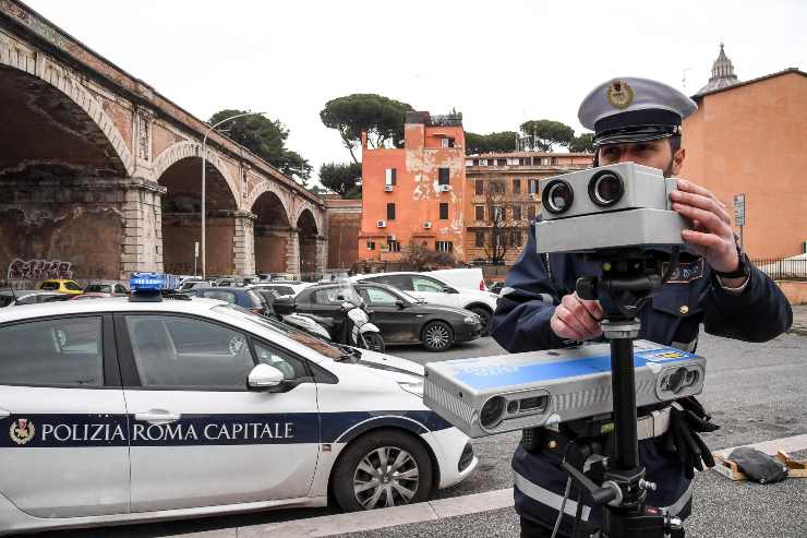 La polizia municipale di Roma Capitale esegue i controlli della velocità con autovelox (Immagine di repertorio)