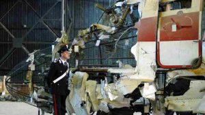 Il relitto del Dc-9 Itavia ricostruito nell'hangar di Pratica di Mare, Roma (Immagine di archivio)