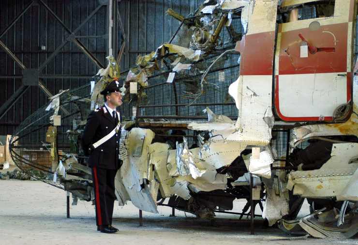 Il relitto del Dc-9 Itavia ricostruito nell'hangar di Pratica di Mare, Roma (Immagine di archivio)