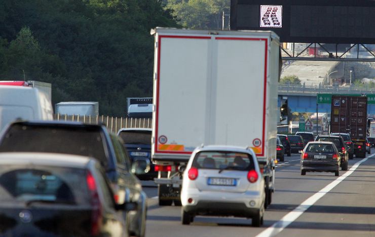 Coda di veicoli sulla autostrada A1 (Immagine di archivio)