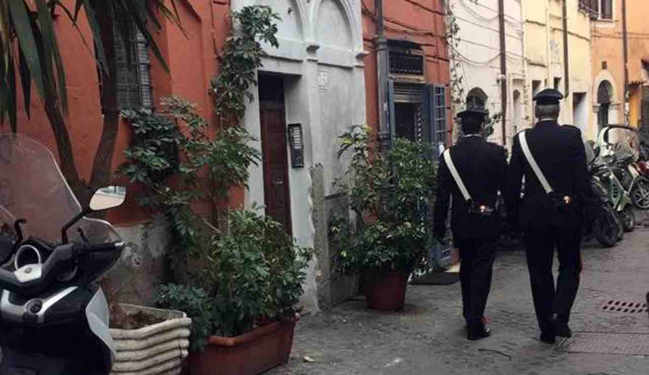 Ladro di appartamenti ferito a Roma dopo che si è lanciato dal balcone perché sorpreso dalla proprietaria