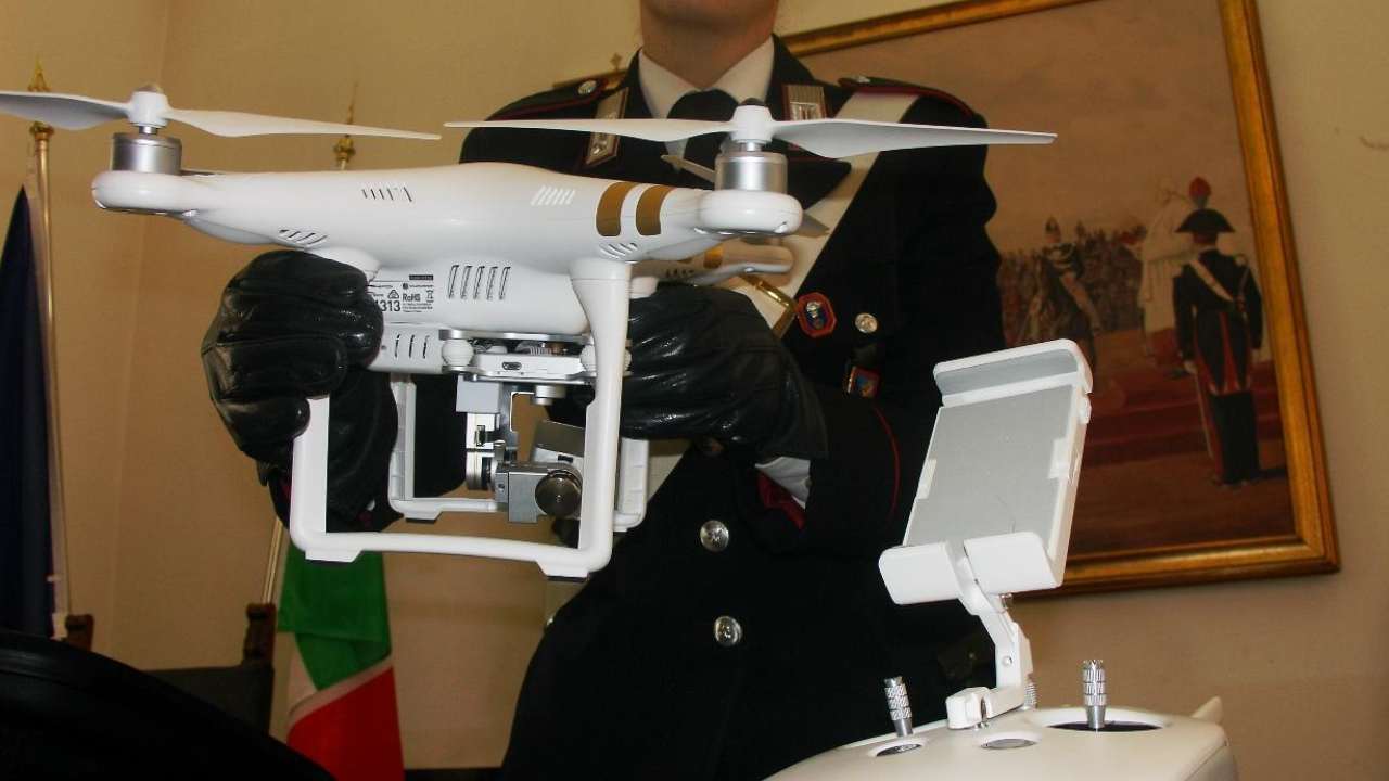 Turista con drone al Colosseo