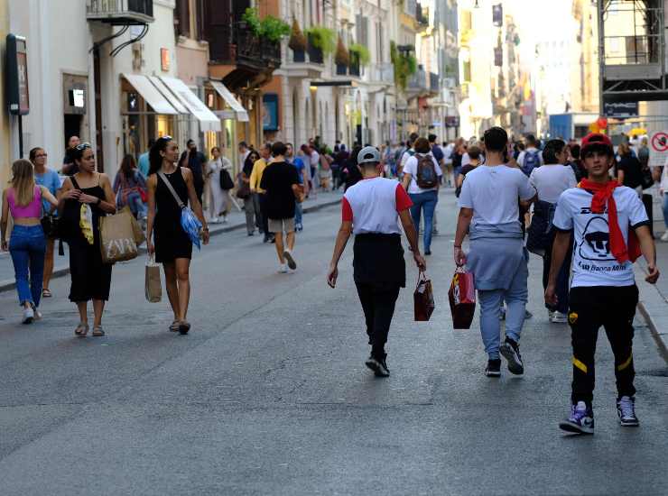 Shopping nei negozi di via del Corso nel centro di Roma (Immagine di archivio)