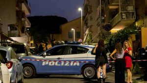 La polizia in via Giuseppe Benedetto Dusmet, nell'abitazione dell'omicida, Roma