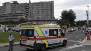 Un'ambulanza all'ingresso dell'Ospedale Sant'Andrea di Roma (Immagine di archivio)