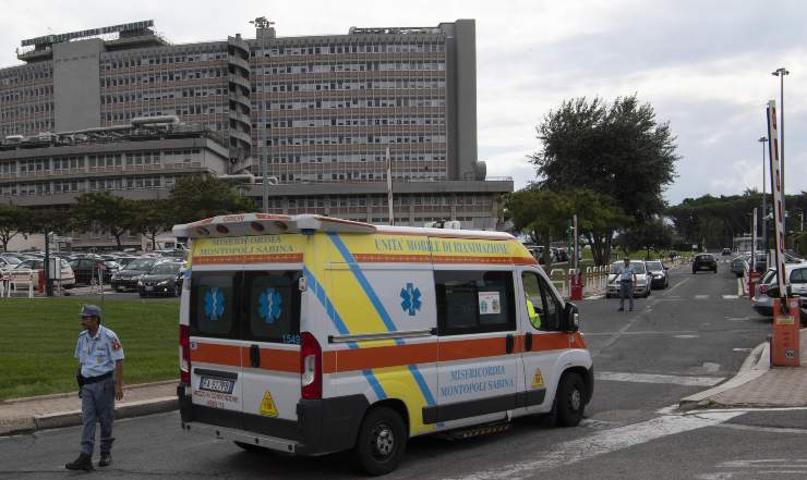 Un'ambulanza all'ingresso dell'Ospedale Sant'Andrea di Roma (Immagine di archivio)