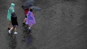 Passanti con ombrelli durante un temporale a Roma, dove nel weekend è previsto maltempo (Immagine di archivio)