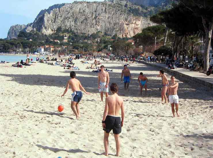 Bagnanti sulla spiaggia di Mondello, località turistica in Sicilia dove nel weekend prevarrà il sole (Immagine di archivio)