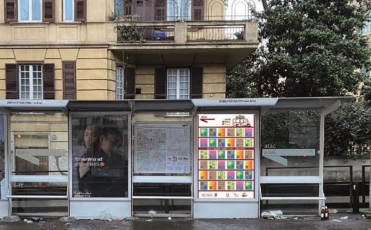 Pannello con i titoli di libri alla fermata del bus - roma.cronacalive.it (screenshot forumdellibro