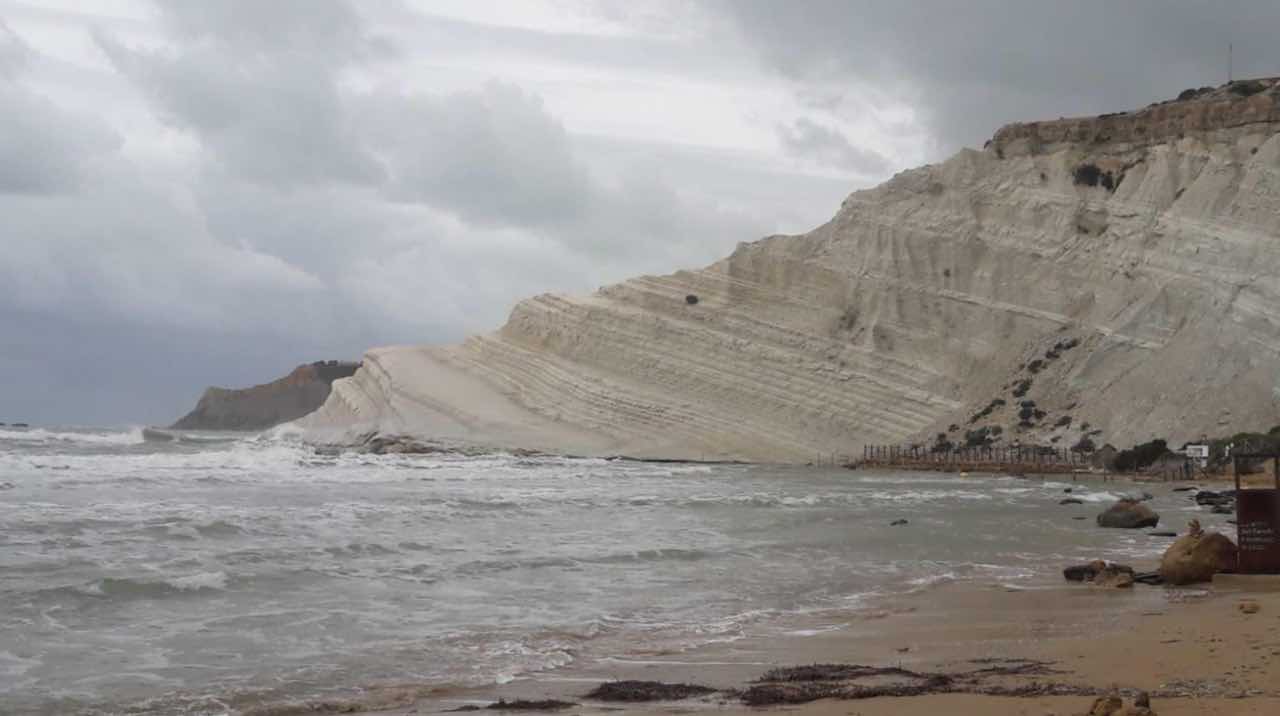 Morta turista romana dopo malore alla scala dei turchi