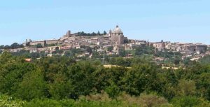 Una foto paronamica di Montefiascone (foto di Hans Peter Schaefer da Wikipedia)