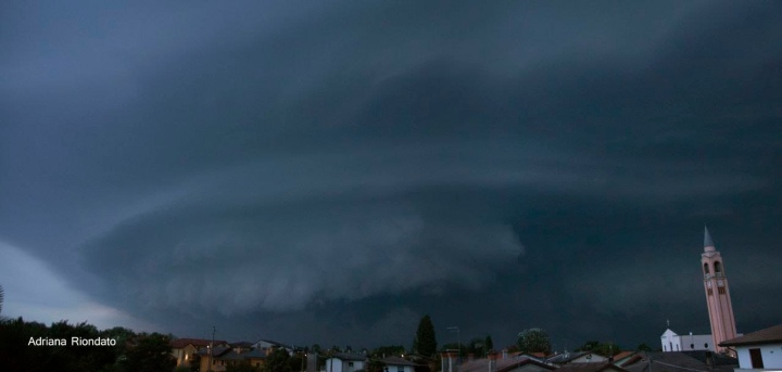 Foto di un eccezionale passaggio temporalesco nel mantovano, con supercelle che hanno prodotto forti raffiche di vento e grandine di dimensioni gigantesche (Foto di Adriana Riondato dal profilo Facebook di Tornado in Italia)