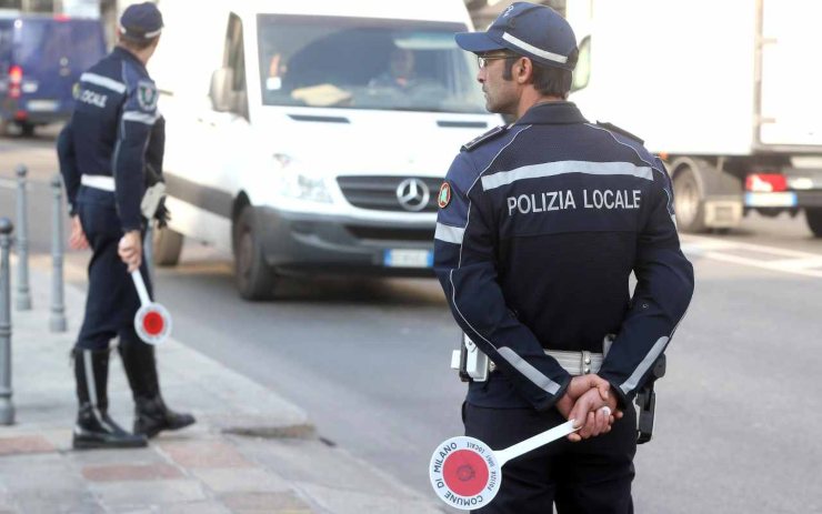 Agenti di Polizia Locale durante un controllo (Immagine di repertorio) - CronacaLive ediz. Roma