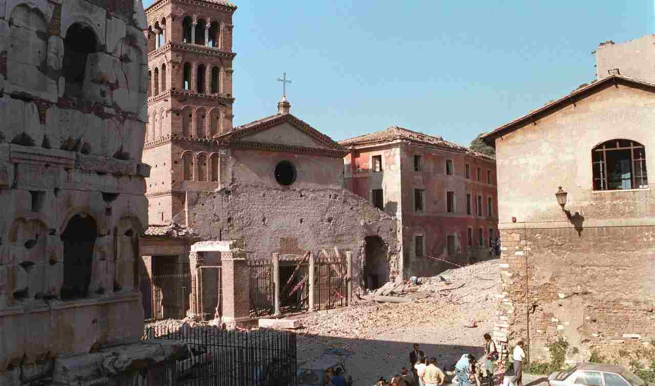 La chiesa di San Giorgio al Velabro dopo l'attentato del 28/07/1993. Roma - CronacaLive.it