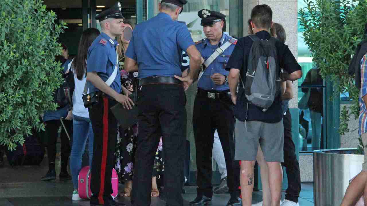 Controlli dei Carabinieri all'aeroporto Leonardo da Vinci di Fiumicino