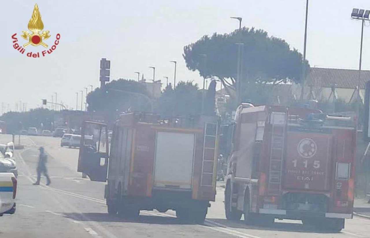 Incendio di sterpaglie sulla via Pontina. Fonte_ Vigili del fuoco