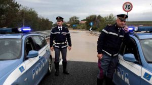 Due macchine della Polizia su una strada del litorale di Montalto di Castro (Viterbo) (Immagine di archivio)