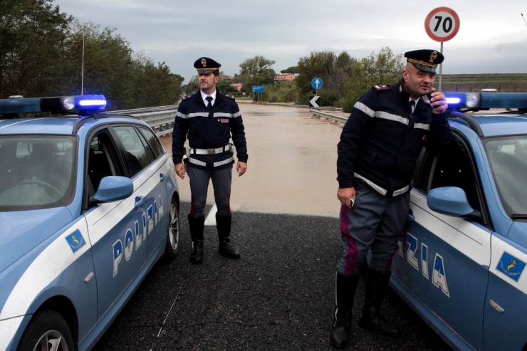 Due macchine della Polizia su una strada del litorale di Montalto di Castro (Viterbo) (Immagine di archivio)