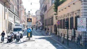 Il varco Zona Traffico Limitato (ZTL) di via Tomacelli all'angolo con via di Ripetta a Roma (Immagine di repertorio)