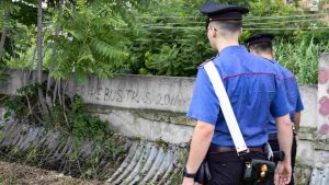 I Carabinieri nel parco in via Ettore Fieramosca, al Pigneto, dove durante alcuni lavori è stato trovato uno scheletro