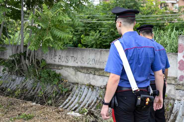 I Carabinieri nel parco in via Ettore Fieramosca, al Pigneto, dove durante alcuni lavori è stato trovato uno scheletro