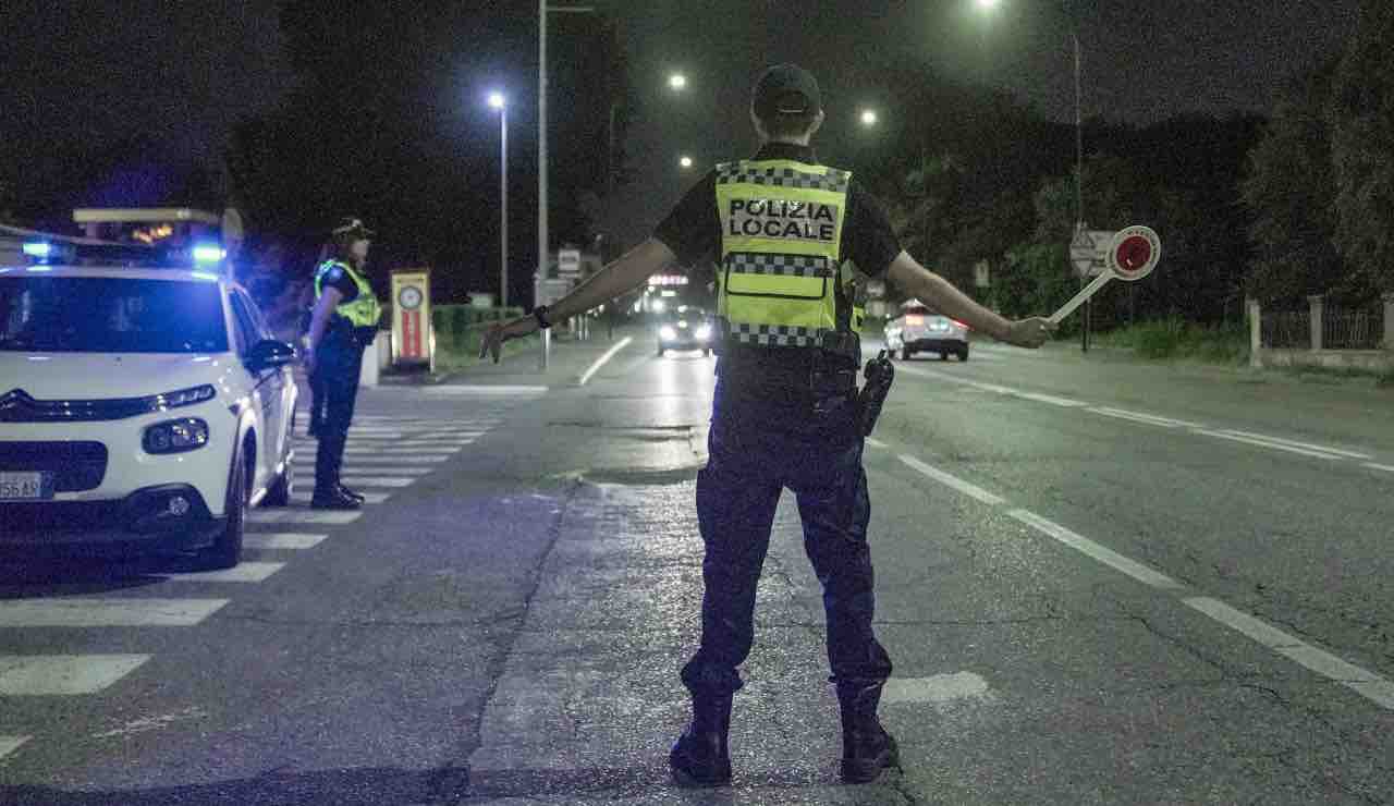 23enne non si ferma all'alt e abbandona l'auto con droga e soldi in zona San Cesareo