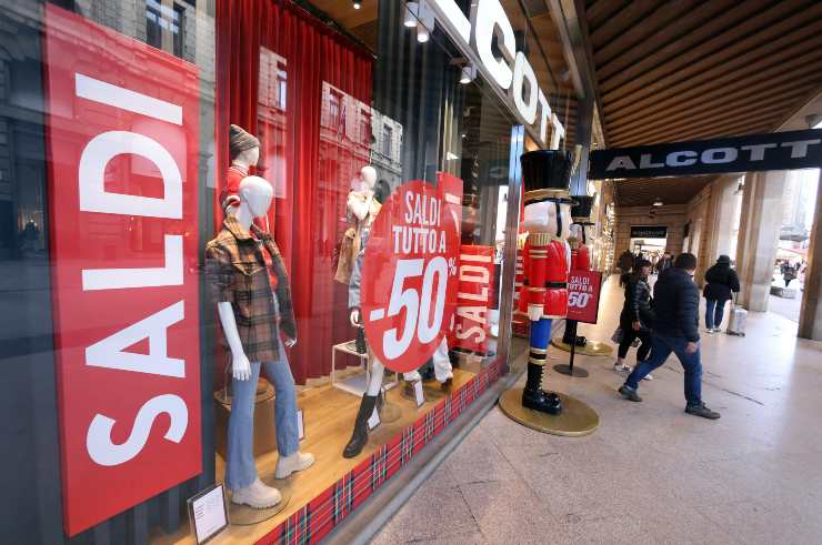 I saldi in corso Vittorio Emanuele II a Milano (Immagine di repertorio)