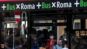 Passeggeri su un autobus a Roma (Immagine di repertorio)