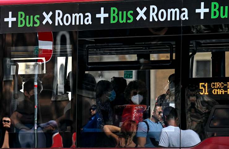 Passeggeri su un autobus a Roma (Immagine di repertorio)