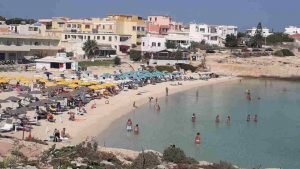 Vacanzieri e bagnanti sulla spiaggia a Lampedusa (Immagine di repertorio)