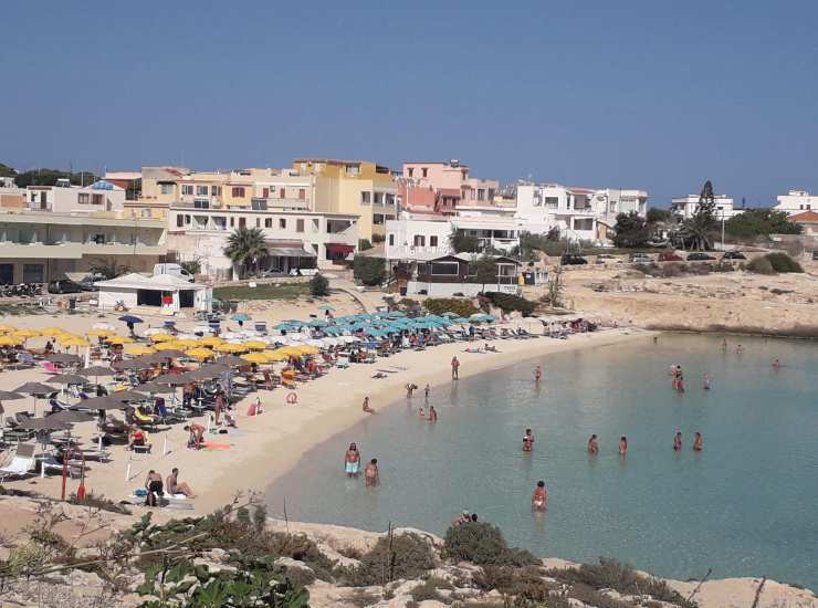 Vacanzieri e bagnanti sulla spiaggia a Lampedusa (Immagine di repertorio)