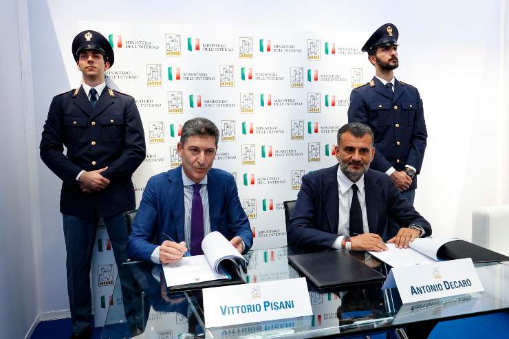 Il capo della polizia Vittorio Pisani ed il presidente di ANCI, Antonio Decaro, durante l'incontro "Missione Italia"