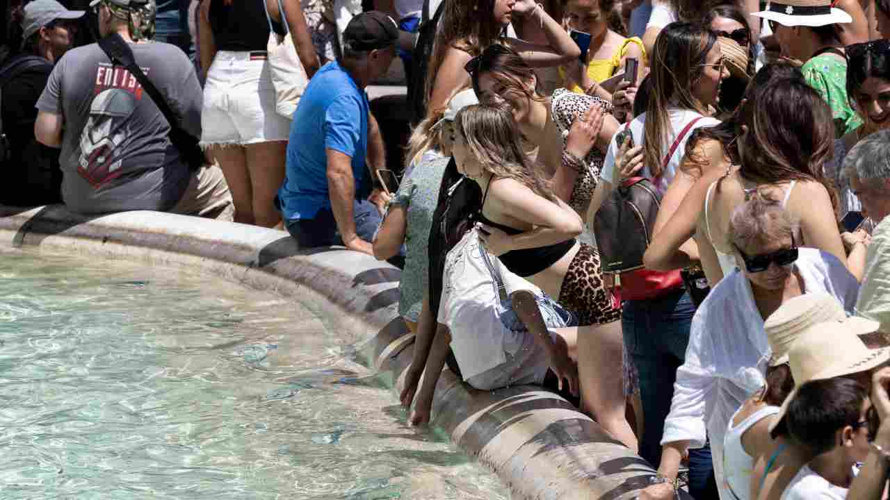 Turisti a Fontana di Trevi si bagnano per il troppo caldo (Immagine di repertorio)