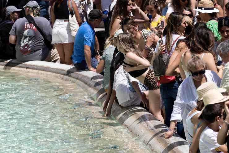 Turisti a Fontana di Trevi si bagnano per il troppo caldo (Immagine di repertorio)