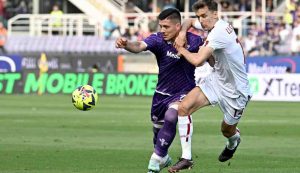 Luka Jovic e Diego Llorente si contendono il pallone durante il match Fiorentina Roma (Immagine di repertorio)