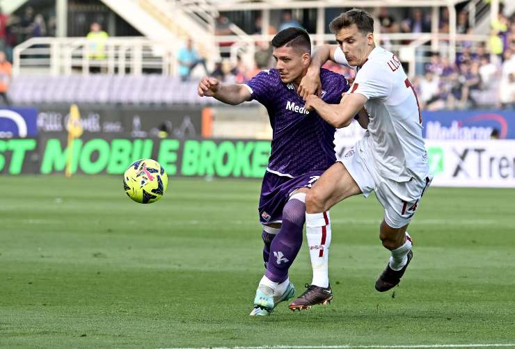 Luka Jovic e Diego Llorente si contendono il pallone durante il match Fiorentina Roma (Immagine di repertorio)