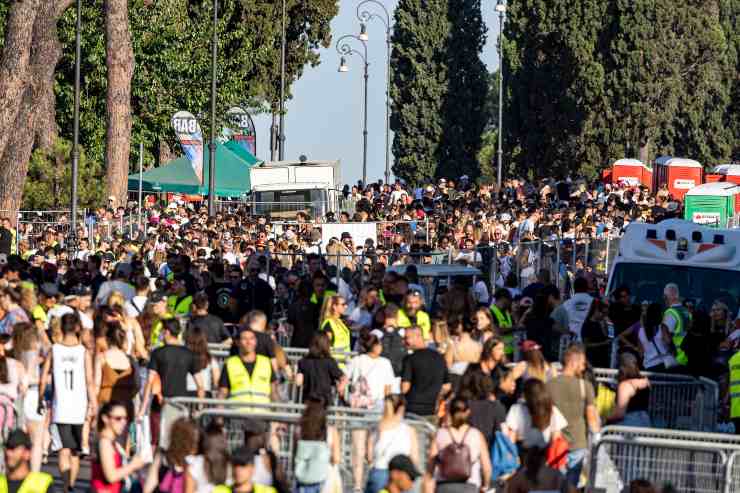 La folla all'ingresso per il concerto di Ultimo a Roma (Immagine di repertorio)