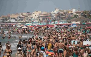 Bagnanti a Ostia in cerca di refrigerio dal caldo africano